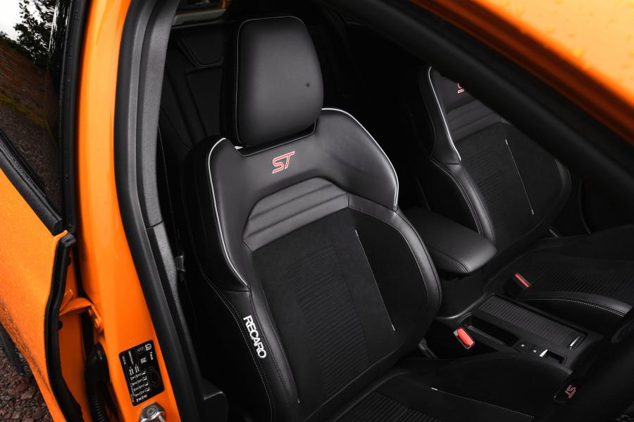 Интерьер Ford Focus ST 2019 года  (UK) (фото 5 из 11)